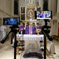 Sledujte sv. omšu z Marianki ONLINE každý večer o 18-tej