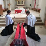 10. APRÍL – UKRIŽOVANÝ JEŽIŠU ZMILUJ SA NAD NAMI AJ NAD DUŠAMI V OČISTCI…